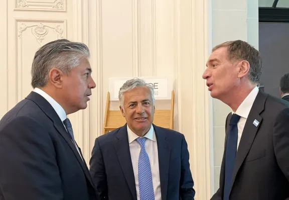 figueroa-presenta-en-paris-la-estrategia-de-neuquen-para-con