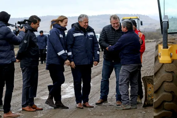 figueroa-anuncio-100-cuadras-de-pavimento-en-junin-de-los-an