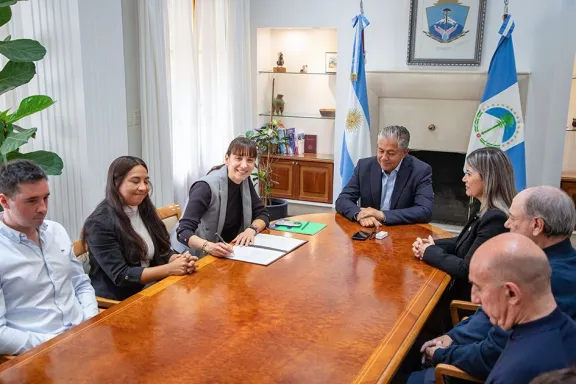 figueroa-firmo-obras-de-conectividad-en-villa-traful-y-rinco