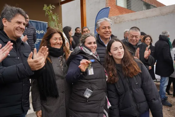 figueroa-acelera-neuquen-habita-12-viviendas-entregadas-con-