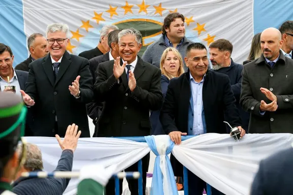 figueroa-anuncio-la-pavimentacion-de-la-ruta-51-y-posiciono-