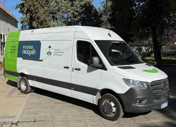 emplea-neuquen-movil-lleva-capacitacion-laboral-al-alto-neuq